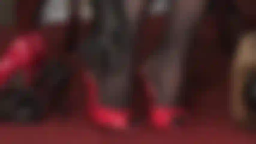 Sottomessa ai piedi in castità - tu, mia debole piccola troia dei piedi, non sei più libera di giocare con il cazzo che la padrona possiede. La padrona ti fa fissare i suoi tacchi e i suoi piedi, stuzzicando e tormentando quel tuo piccolo cazzo eccitato.