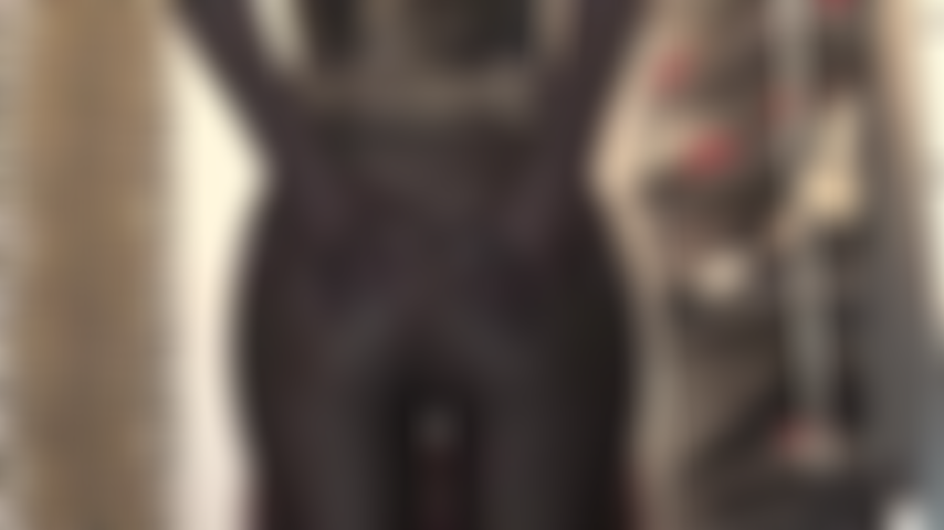 Indosso pantaloni attillati in spandex e guanti, adoro il culo e i tatuaggi sull'addome della mia padrona.