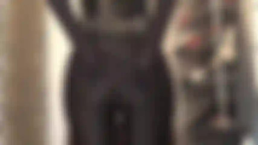 Indosso pantaloni attillati in spandex e guanti, adoro il culo e i tatuaggi sull'addome della mia padrona.