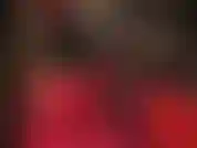 Mi occupo di facesitting e faccio handjob: immagina la padrona vivian accovacciata sulla tua faccia con questi leggings rossi attillatissimi e stivali con la zeppa mentre ti munge il cazzo.