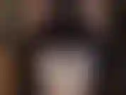 Inginocchiati dietro di me in adorazione delle mie gambe di nylon e del mio culo perfetto, ricoperto da diversi strati di collant e calze. Baciali. Guardami abbassare lentamente questi strati di nylon...