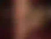 Una visione ravvicinata della regina penzolante che esegue un gioco di scarpe sexy con collant lucidi e tacchi a spillo color carne. ( Bassa).