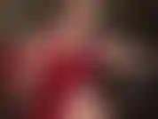 La padrona vivian esegue un pompino indossando lunghi guanti di lycra rosso fuoco.