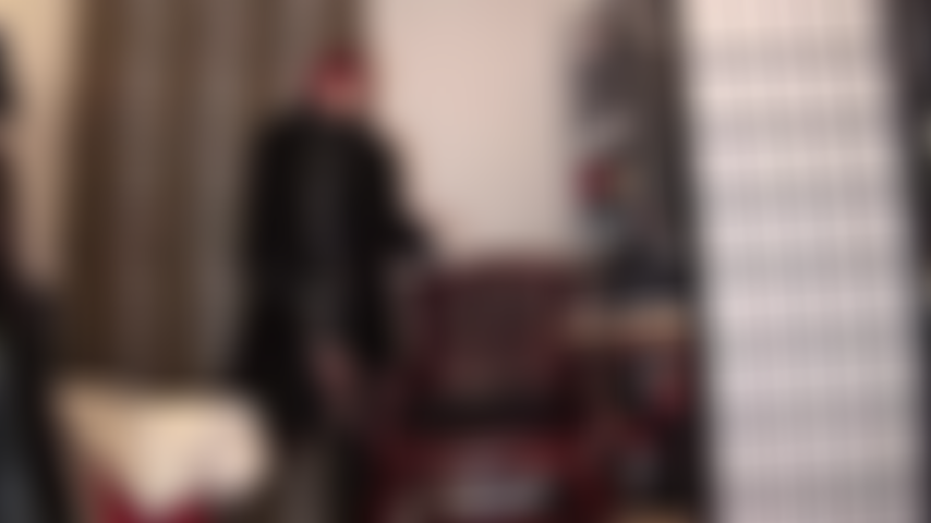 Amante delle pellicce: ecco un meraviglioso mix di tessuti, la padrona è vestita tutta di nero, con un abito in pvc lucido, guanti di pelle e un lungo cappotto di pelliccia, gambe in collant neri e stivali al ginocchio.