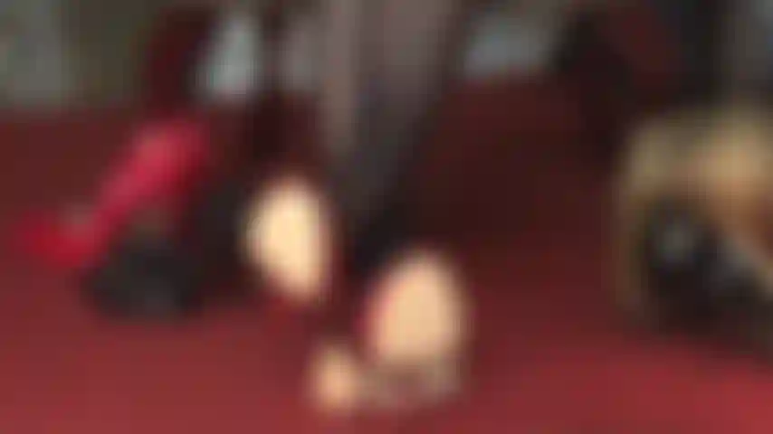 Il tuo inutile e molle cazzo da schiavo è il poggiapiedi della padrona vivian. Il suo tacco a spillo nel tuo cavallo, che lavora il tuo membro flaccido, la padrona sa che è ora di metterti in castità.