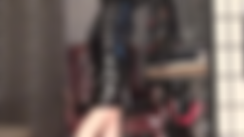 Una che adora la pelle verniciata lucida: gonna a tubino nera e guanti in vinile coordinati.