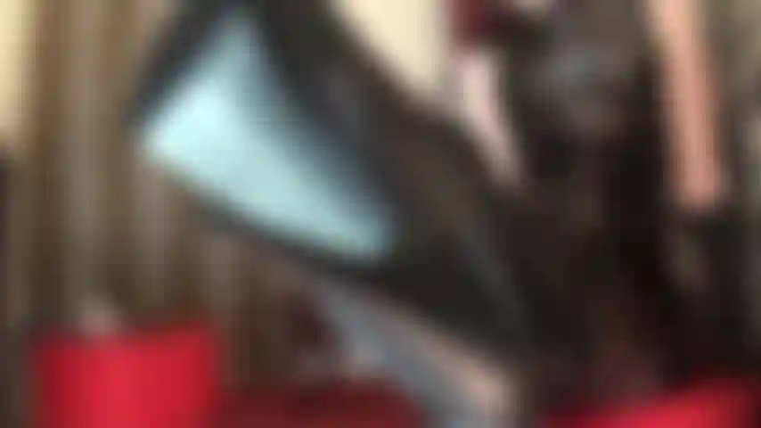 Padrona degli stivali di pelle: il tuo cuore di sottomessa in pelle batte un po' più forte mentre la padrona ti mostra la sua collezione di stivali alti fino al ginocchio, sopra il ginocchio e di vernice, finendoti con le sue mani guantate di pelle sul tuo cazzo.