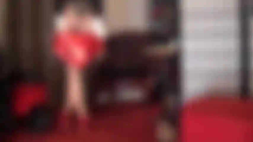 Adoro gambe e culi: pantaloncini rosso metallizzato provocanti abbinati a collant dorati lucidi e strati di nylon nero con cuciture, tacchi e stivali.