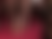 Una provocante provocazione feticista dei piedi con tacchi a spillo rossi in metallo, collant neri e un dildo in mezzo per un caldo lavoro sui tacchi.