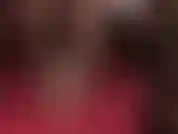 Una provocante provocazione feticista dei piedi con tacchi a spillo rossi in metallo, collant neri e un dildo in mezzo per un caldo lavoro sui tacchi.