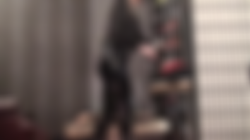 Guanti rossi in lattice, leggings neri in pvc e due cazzi da mungere.