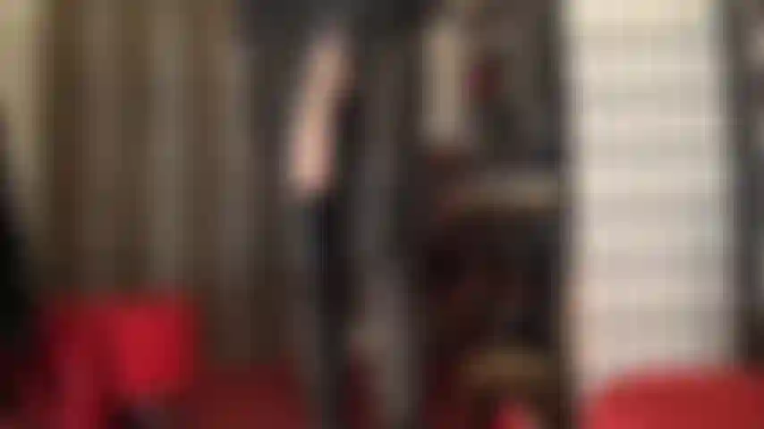 Vestita di pelle nera, consapevole che il suo enorme e carnoso cazzo è la tua più grande debolezza, questo grosso cazzo bianco è tuo da adorare mentre la padrona te lo accarezza e te lo infila dentro, adorazione del culo, lingua e stuzzicamenti della scollatura inclusi.