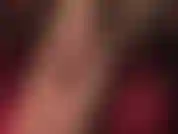 Indosso collant neri trasparenti e pantaloni neri, provocante in primo piano con le sue suole e dita dei piedi in nylon morbido e sexy.