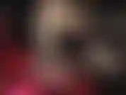 La padrona mi stuzzica accovacciata sul tuo viso con il culo in collant, il perizoma alto e la schiena sexy in un abito di pizzo.