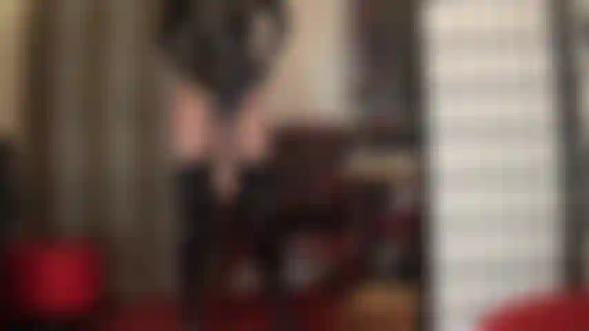 Con un culo bollente e un grosso cazzo carnoso: lo spesso strap-on della padrona sembra particolarmente delizioso quando indossa un completo in pvc bollente, collant color cuoio lucido e stivali di vernice extra lunghi.