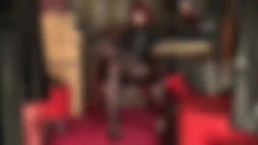 Ipnotizzata dalle gambe in collant della dea: un tacco lucido che si muove lentamente, lunghe gambe in nylon, vinile lucido... La tua dea conosce tutte le tue debolezze e le usa per controllare il tuo corpo e la tua mente sottomessa.