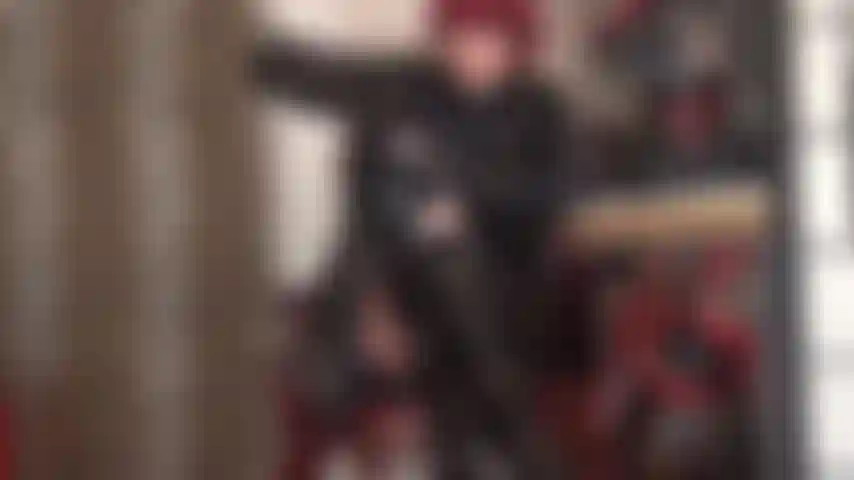 Una sega con i guanti concentrata sulla sensibile punta del cazzo. Il cazzo del tuo schiavo riesce a malapena a sopportare il trattamento duro della padrona, ma lei sa come impedirti di urlare...