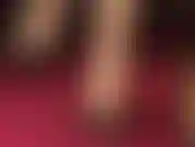 Una rara clip delle dita dei piedi dipinte della signora vivian in collant color carne e peeptoe.