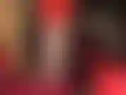 Una provocante provocazione con piedi e gambe in nylon e collant a righe color carne.