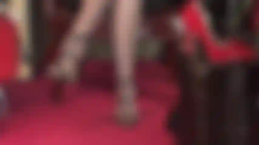 Amante dei tacchi alti e del cazzo - la padrona ti invita a leccarle il tallone - lentamente e con calma, dai, lecca... Ora succhialo... Proprio come un cazzo. Quando sei pronta per di più, la padrona ti regala il suo gustoso grosso cazzo.