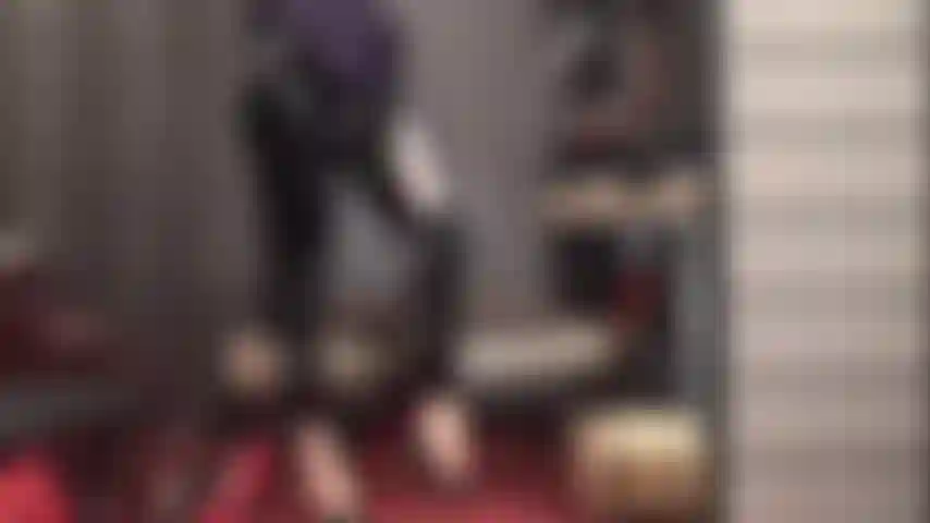 Dominatrice con strap-on e adoratrice del culo in leggings neri lucidi in pvc: la padrona infila il suo grosso cazzo ricoperto di nylon nei tuoi buchi del cazzo.