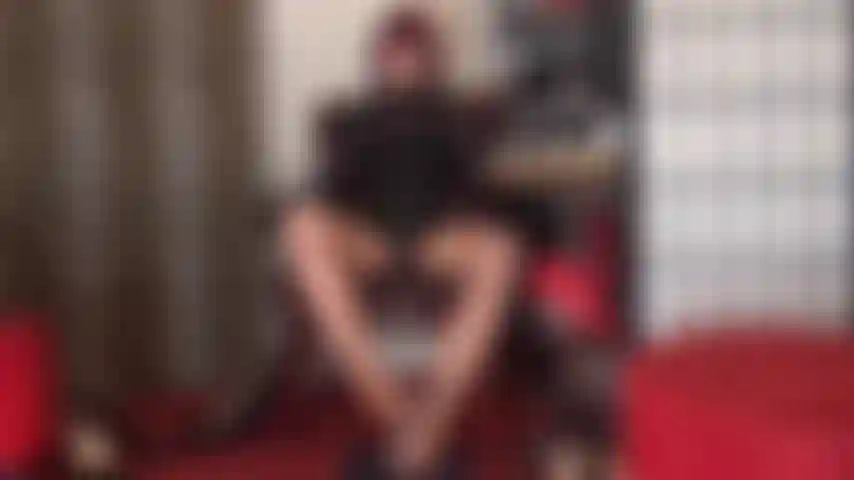 Faccio footjob con collant disordinati, dildo ricoperto di saliva e piedi in nylon.