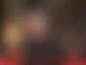 Una padrona che mi incoraggia a masturbarmi in modo sexy, indossando collant di pelle e con giarrettiera.