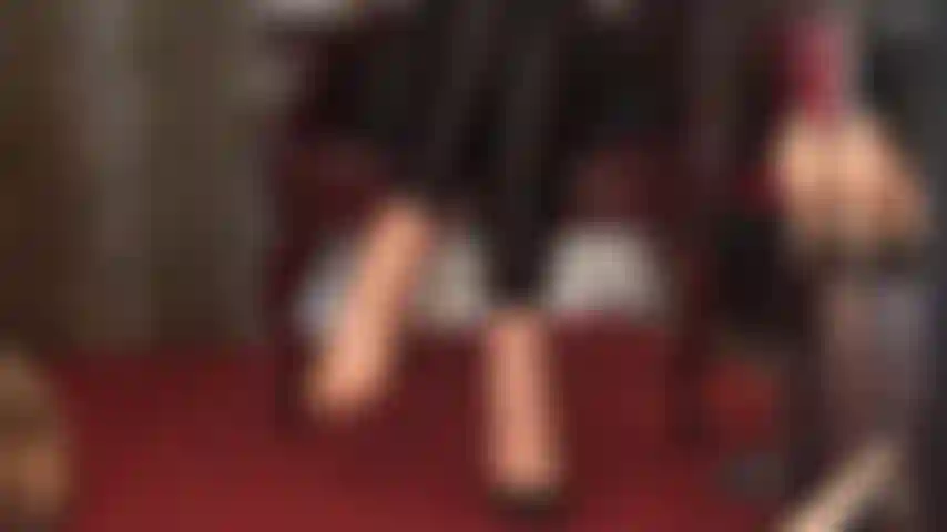 Sexy, abbronzata, con collant e leggings che stuzzicano i piedi.