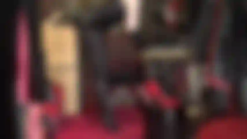 Collant opachi wolford: che fantastico paio di collant neri con cuciture. Adora le mie morbide suole in nylon e il mio culo perfetto, prima che ti esiga di infilare il tuo cazzo da schiavo nei miei sandali rossi con tacco a spillo.