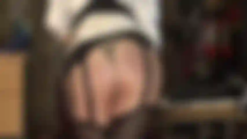 Culo e piedi in calze lucide e giarrettiere sopra collant color carne: la padrona è vestita con un sexy abito di raso con giarrettiera a 12 cinghie e calze di nylon, e mi stuzzica con il suo fantastico culo e i suoi piedi.