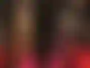 La padrona strofina il tuo cazzo su tutti i suoi sexy stivali e guanti di pelle nera.