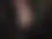 La dea della pelle mi stuzzica con la cerniera del top abbassata, lasciando intravedere un grazioso reggiseno in pizzo e la scollatura.