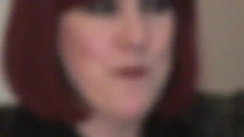 Desiderosa del sapore dello sputo e delle dita dei piedi nudi della padrona vivian: una bocca piena di sputo è ciò di cui hai bisogno in questo momento. Una volta che l'avrò riempita con la mia gustosa saliva, spingerò le mie dita dei piedi nudi nella tua bocca da schiava.