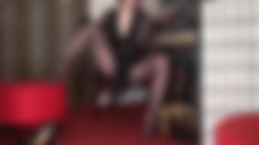 Tutto ciò che il tuo cuore da femminuccia desidera... Bellissime calze con pizzo floreale, una padrona che ti tenta con il suo grosso cazzo nero e le sue mutandine color carne in raso e pizzo.