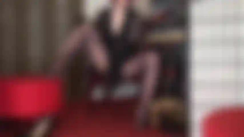 Tutto ciò che il tuo cuore da femminuccia desidera... Bellissime calze con pizzo floreale, una padrona che ti tenta con il suo grosso cazzo nero e le sue mutandine color carne in raso e pizzo.