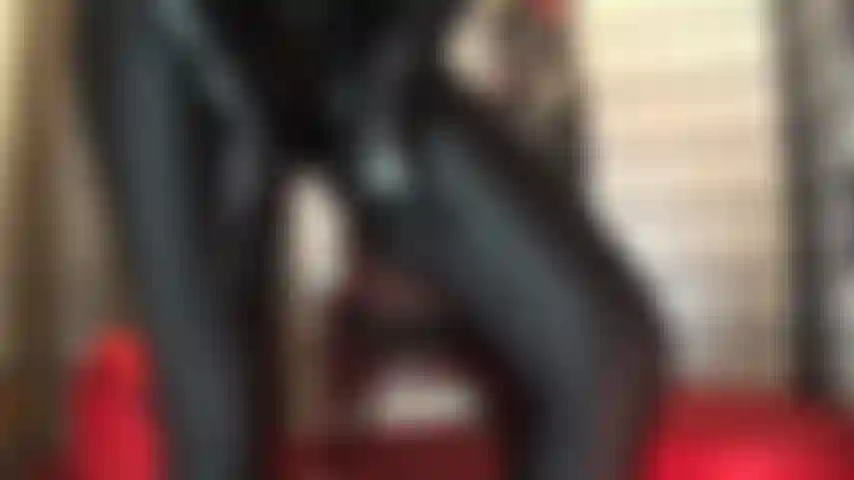 Leggings attillati in spandex nero, guanti in lattice lucido e saliva: la padrona ti fa venire l'acquolina in bocca alla vista del suo incredibile culo nei pantaloni in lycra lucida. Queste mani lisce con guanti di gomma e la saliva della padrona ti fanno contorcere.
