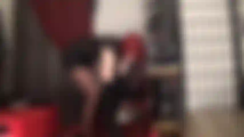 La padrona di pelle rende questo grosso cazzo bianco semplicemente irresistibile per la tua bocca da puttana.