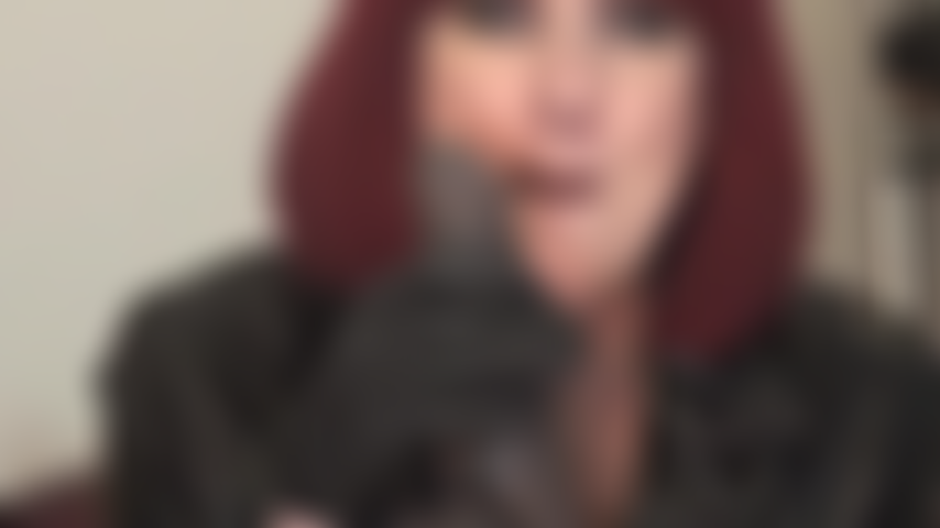 Labbra stuzzicanti con rossetto rosso scuro e sega su bbc.