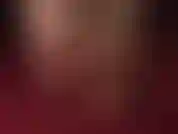 La tua dea in nylon ti stuzzica in primo piano con le sue dita dei piedi sexy, gli archi alti e le morbide suole in collant a righe color carne, così trasparenti, così perfetti.