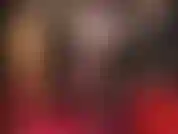 Le lunghe gambe della dea in calze nere con cuciture in pizzo, décolleté blu metallizzate abbinate al caldo vestito in lattice. La lunga gamba di nylon è uno dei tuoi feticci. Non riesci proprio a staccare gli occhi da lì.