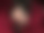 Delizia per i piedi: caviglie incrociate, scarpe con la suola rossa penzolanti, che lasciano intravedere i meravigliosi piedi di nylon della padrona in collant lucidi e trasparenti, appena percettibili.