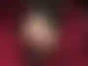 Delizia per i piedi: caviglie incrociate, scarpe con la suola rossa penzolanti, che lasciano intravedere i meravigliosi piedi di nylon della padrona in collant lucidi e trasparenti, appena percettibili.