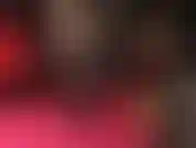 Tra le cosce della tua padrona con lo strapon: non riesci proprio a decidere cosa succhiare per primo, i lunghi tacchi a spillo o i miei grossi cazzi.