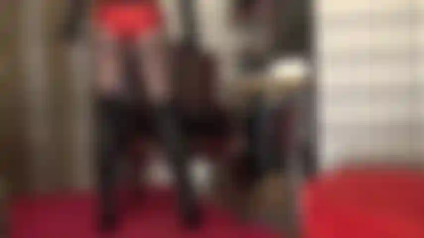 La dominatrice in pelle perfetta per te.