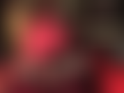 La padrona mi stuzzica con calze di seta con cuciture, giarrettiere e mutandine di pizzo, incoraggiandomi a masturbarmi mentre accarezza uno dei suoi grandi strap-on bianchi ricoperti di nylon. Accarezzami delicatamente insieme a me.