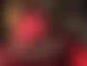 La padrona mi stuzzica con calze di seta con cuciture, giarrettiere e mutandine di pizzo, incoraggiandomi a masturbarmi mentre accarezza uno dei suoi grandi strap-on bianchi ricoperti di nylon. Accarezzami delicatamente insieme a me.