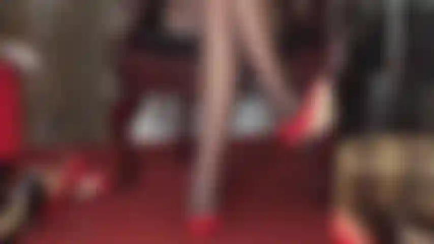 Tacchi a spillo e frustino: i tacchi della padrona hanno il potere e controllano il grado di piacere e dolore che riceve il tuo cazzo.