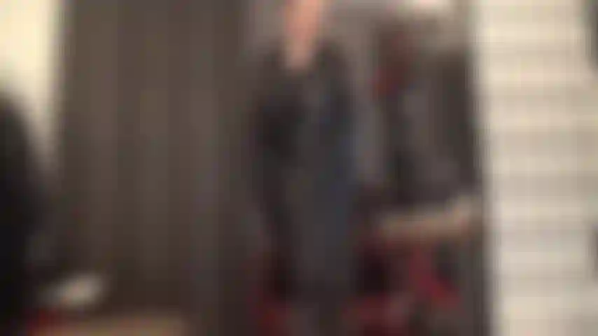 La padrona di pelle ha una gustosa sorpresa di cazzo sotto la gonna. All'improvviso non riesci a staccare gli occhi dal suo grosso cazzo e ti ritrovi a succhiarlo.