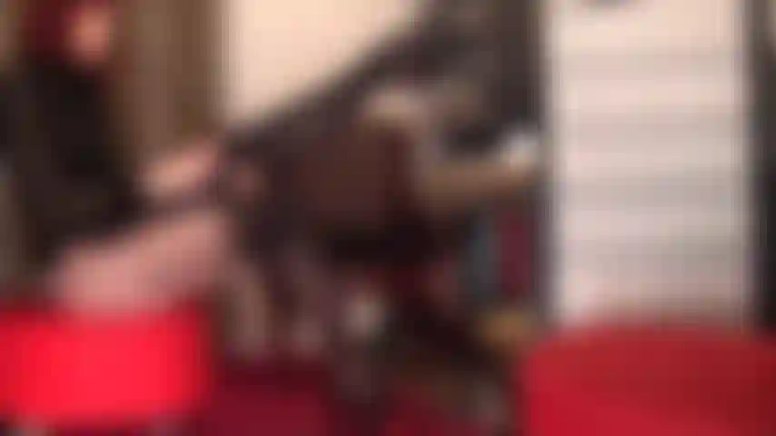 Diverto con un dildo che schizza disordinatamente, con le gambe incrociate, un paio di collant con fantasia a calze e giarrettiere e delle alte mules con la zeppa.