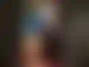 Che adora il corpo con un abito di lattice blu e calze di gomma trasparenti con cuciture. Così liscia e lucente.